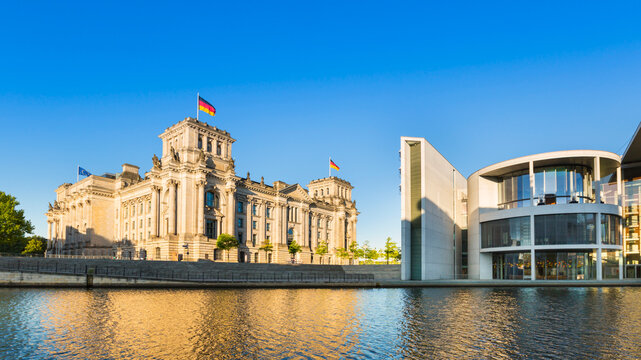 Germany, Berlin, Berlin-Tiergarten, Reichstag and Paul-Loebe building at the river Spree