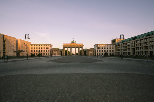 Germany, Berlin, Berlin-Mitte, View to Brandenburger Tor in the morning