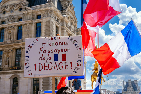 manifestation anti europ&eacute;enne place des pyramide &agrave; Paris en France