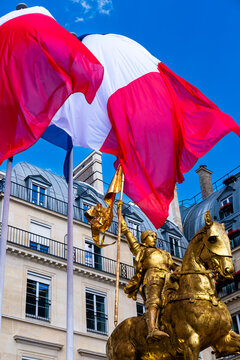 manifestation anti europ&eacute;enne place des pyramide &agrave; Paris en France