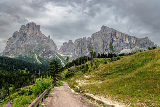 Hiking path towards the Langkofel group with the peaks of Langkofel and Plattkofel on the Seiser Alm, Dolomites, South Tyrol, Italy.