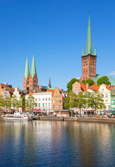 Obraz premium Lübeck cityscape from Untertrave river with bell towers of Marienkirche and Petrikirche