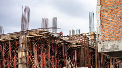 Worker stands atop scaffolding, surveying unfinished structure on May 25, 2026 in Jambi, Indonesia  © RTJ