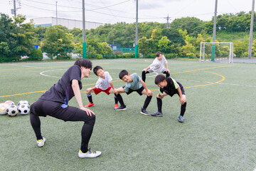 サッカー練習前にストレッチをする少年チーム © Zoey106