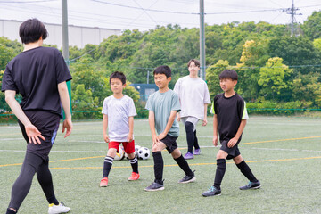 サッカー練習前にストレッチをする少年チーム © Zoey106