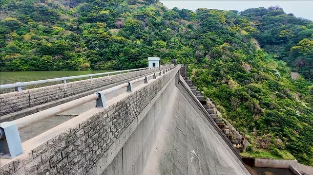 海岸のすぐ近くに建設された桜川ダム