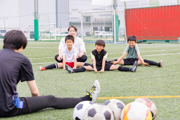 サッカー練習前にストレッチをする少年チーム © Zoey106
