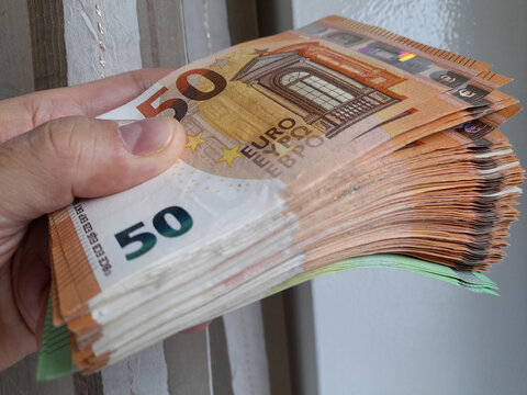 Banconote da 50 euro nelle mani di un uomo - business