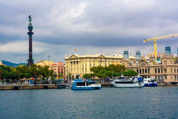 Obraz premium Barcelona port with columbus monument and historic buildings
