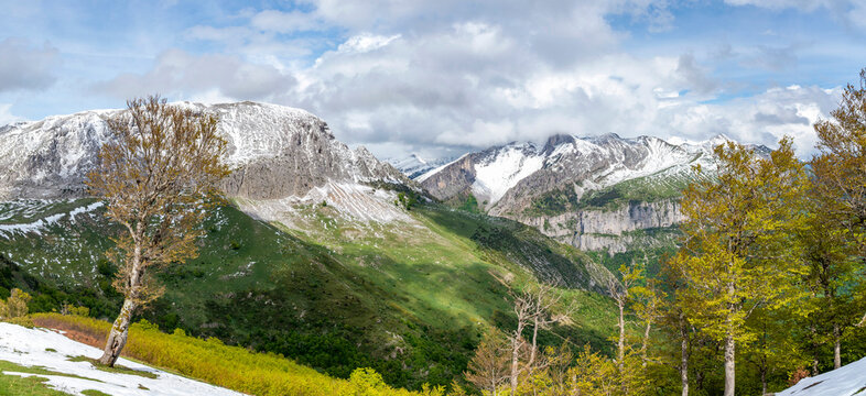 Vista panor&aacute;mica de la Sierra de Los Alanos (Huesca) y la Pe&ntilde;a Ezkaurre cubiertos de nieve desde el bosque de Hayedos, Isaba, comunidad foral de Navarra, Espa&ntilde;a.
