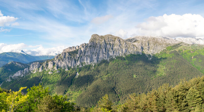 Vista panor&aacute;mica de la Pe&ntilde;a Ezkaurre en primavera, Isaba, Valle del Roncal, comunidad foral de Navarra, Espa&ntilde;a.
