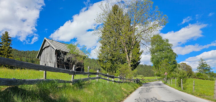 Landstra&szlig;e in den Alpen 