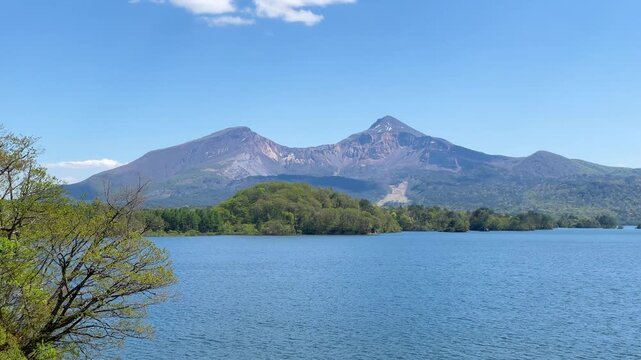 桧原湖畔より望む磐梯山、裏磐梯