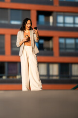 Obraz premium Excited woman receiving good news on smartphone