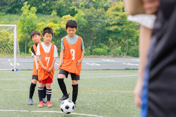 Obraz premium サッカー練習でパス練習をする少年選手