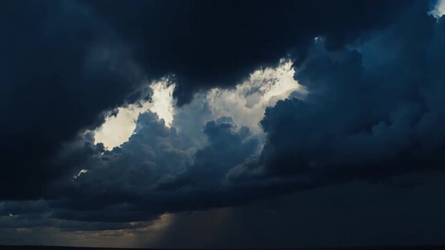 Nuvens din&acirc;micas ao p&ocirc;r do sol acima do c&eacute;u com fundo de timelapse de n&eacute;voa m&iacute;stica.