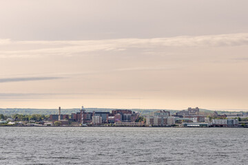 Obraz premium Panoramic view of a Erie Pennsylvania skyline across the bay from Presque Isle State Park