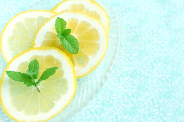 slice lemon and mint leaf © tsayoko