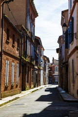 Naklejka premium Alleyways in the historic center of Villemur-sur-Tarn with its red brick facades
