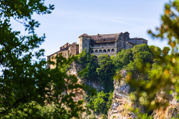 Obraz premium Bruniquel Castles at the top of a limestone cliff seen from below