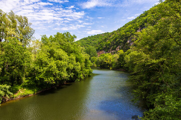 Obraz premium Aveyron river winding through the limestone cliffs and the Grésigne forest seen from Bruniquel