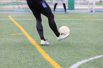 サッカーボールを蹴る男性 © Zoey106