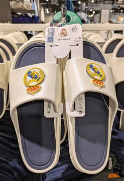 Sandalias de pl&aacute;stico con el escudo cl&aacute;sico del club de f&uacute;tbol Real Madrid en tienda Primark de Madrid, Espa&ntilde;a, 12 de abril de 2026	