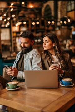 Couple experiencing phubbing and jealousy in a cafe