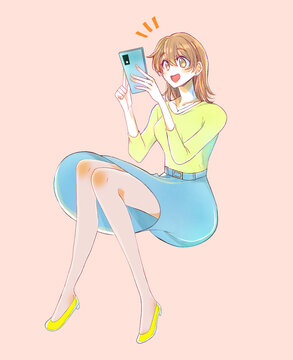 嬉しそうにスマホを触る女性　座る　スカート　屋外