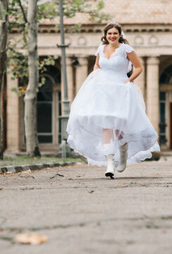 bright bride against the backdrop of autumn trees in