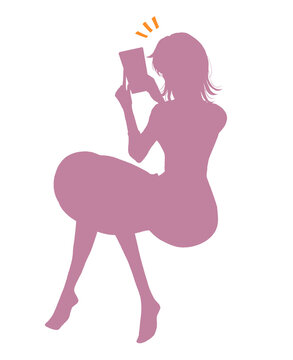 嬉しそうにスマホを触る女性　座る　スカート　屋内　シルエット