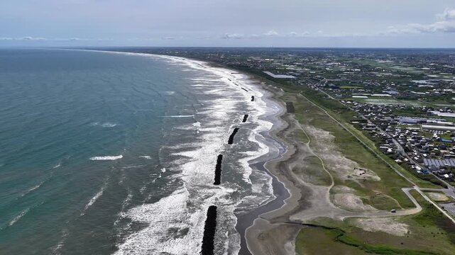 空撮で望む九十九里浜の海岸線の前進ビュー