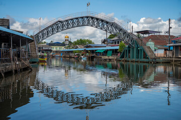 Fototapeta premium THAILAND TRAT VILLAGE BAN NAM CHIAO BRIDGE