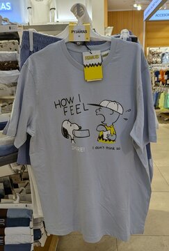 Pijama masculino con camiseta de manga corta y pantalones cortos de Snoopy y Charlie Brown de Peanuts en tienda Primark de Madrid, Espa&ntilde;a, 13 de abril de 2026