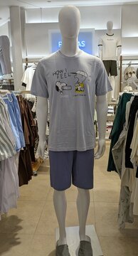 Maniqu&iacute; con pijama masculino con camiseta de manga corta y pantalones cortos de Snoopy y Charlie Brown de Peanuts en tienda Primark de Madrid, Espa&ntilde;a, 13 de abril de 2026