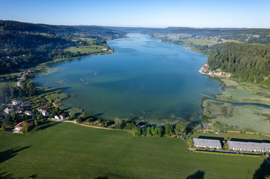 Vue a&eacute;rienne panoramique du Lac Saint Point au lever du jour avec brume matinale