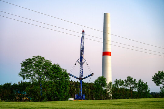 Aufbau einer 275 Meter Windkraftanlage