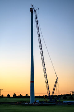 Aufbau einer 275 Meter Windkraftanlage