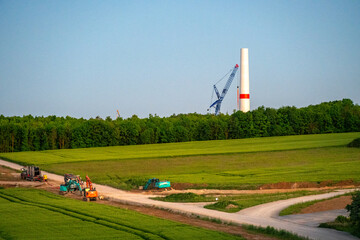 Fototapeta premium Aufbau einer 275 Meter Windkraftanlage