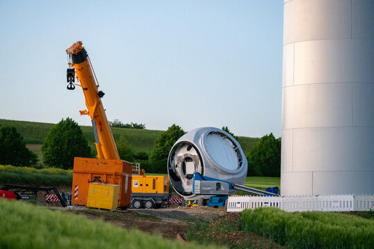 Aufbau einer 275 Meter Windkraftanlage