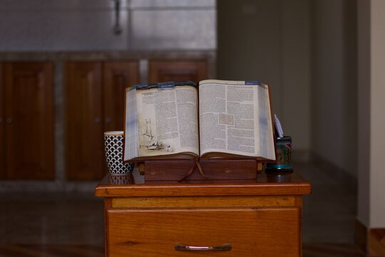 Biblia de estudio abierto para leer
