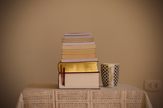 Libros apilado en mesa