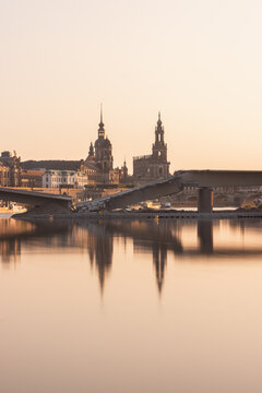 Zusammengebrochene Carolabr&uuml;cke vor der Altstadt von Dresden zu Sonnenuntergang
