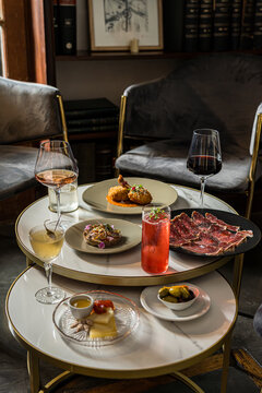 brindis vinos y cocktails manos restaurante