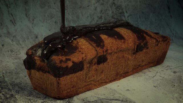 ba&ntilde;o de chocolate sobre budin de vainilla y chocolate