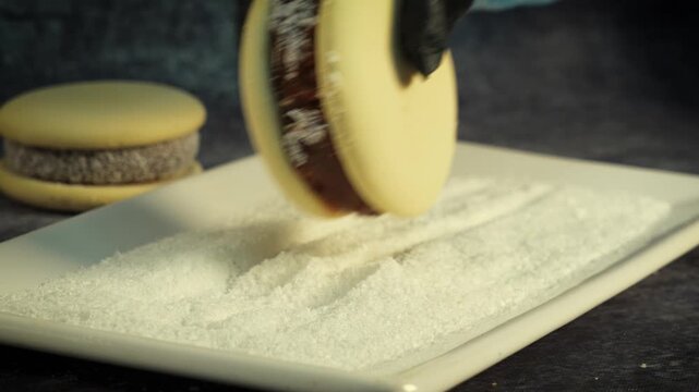 poniendo maizena a alfajor relleno de dulce de leche