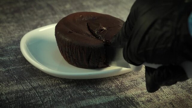 cortando torta de chocolate caliente
