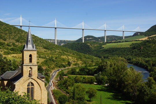 France la vall&eacute;e du Tarn avec le viaduc de Millau en toile de fond
