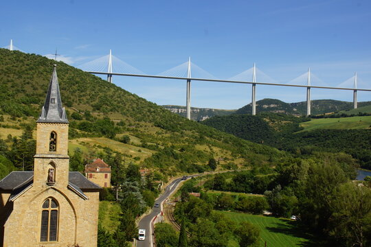 France la vall&eacute;e du Tarn avec le viaduc de Millau en toile de fond