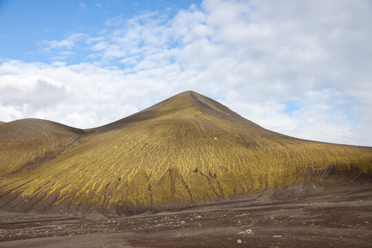 Montagne pyramidale couverte de mousse, Hautes Terres d'Islande